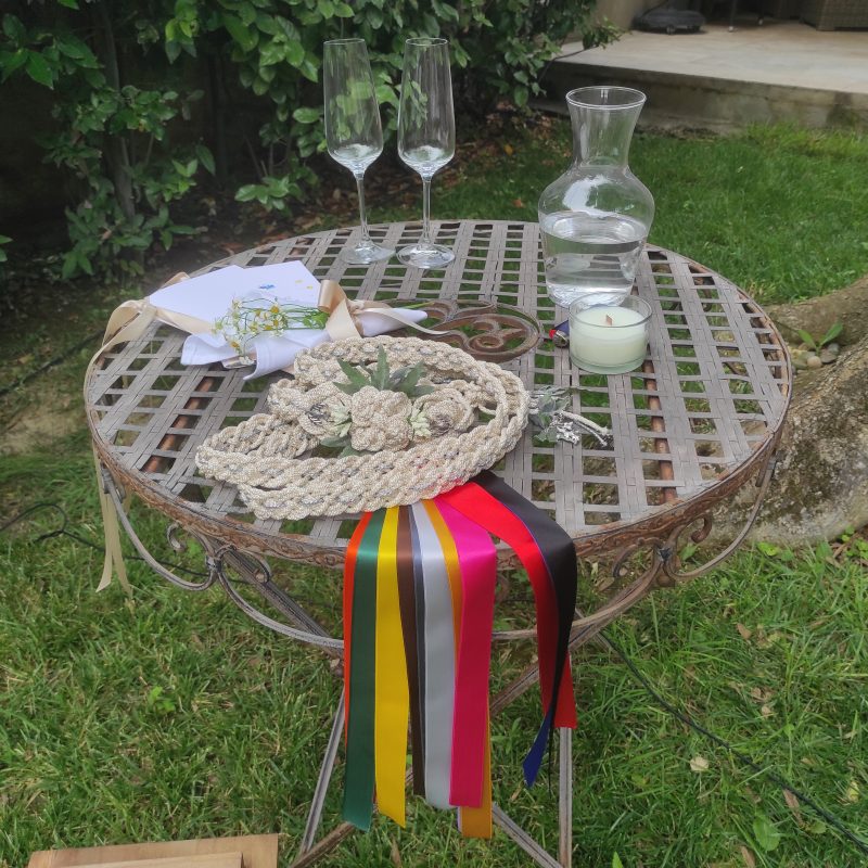 Table de rituels lors d'une cérémonie laïques à Carcassonne, proche de Toulouse en Occitanie.