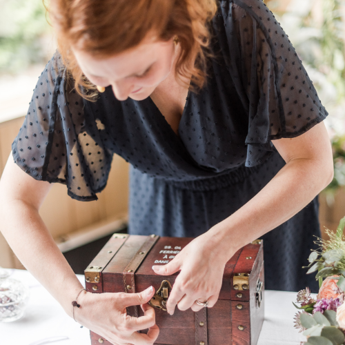Aude, officiante de cérémonie laïque pendant la célébration d'un mariage à Toulouse ouvre un coffre lors d'un rituel