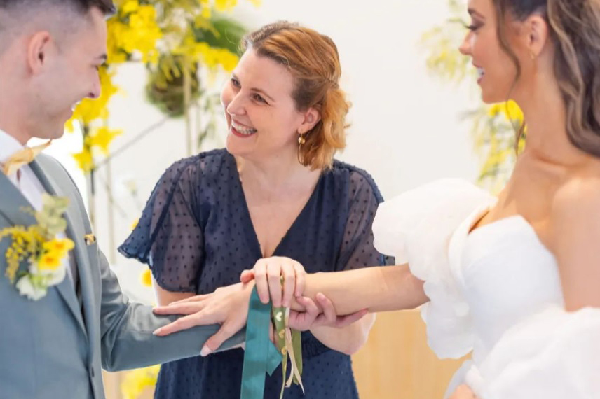 aude-officiante-ceremonie-laique-029_horizontale Aude, officiante de cérémonie laïque, en pleine célébration d'un mariage à Toulouse en Occitanie lors du rituel des rubans