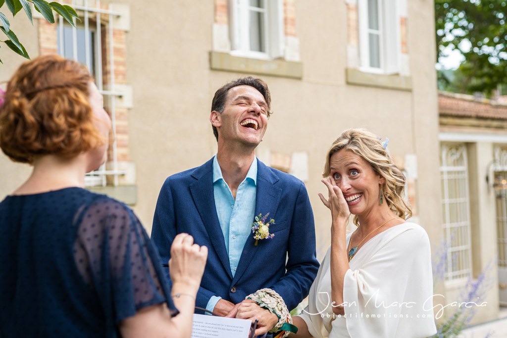 aude-officiante-ceremonie-laique-031 Aude, officiante de cérémonie laïque, en pleine célébration d'un mariage à Toulouse en Occitanie. les mariés sont souriants