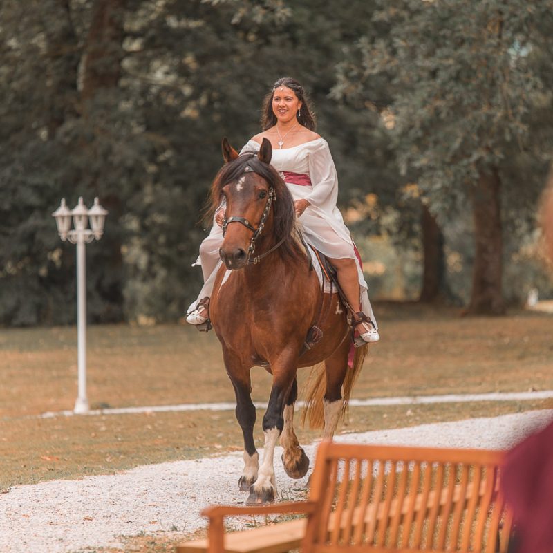 Arrivée à cheval de la mariée à la cérémonie laïque, à Toulouse en Occitanie sur le thème du Seigneur des Anneaux .