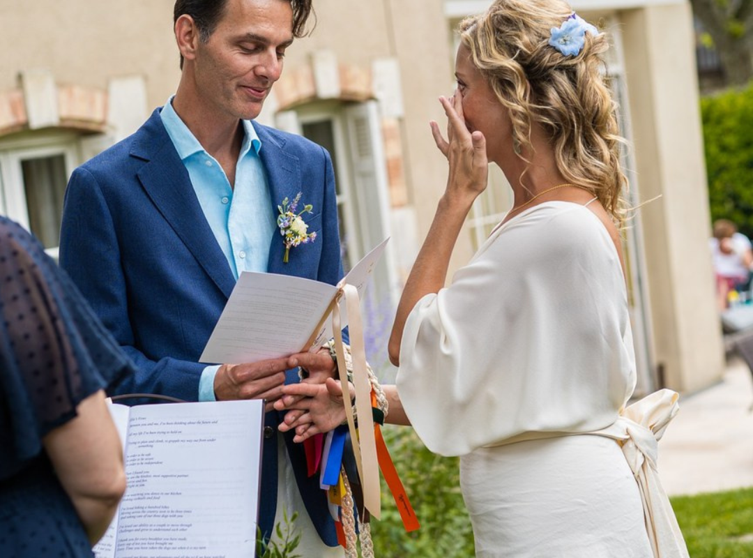aude-officiante-ceremonie-laique-044 Aude, officiante de cérémonie laïque, en pleine célébration d'un mariage à Toulouse en Occitanie