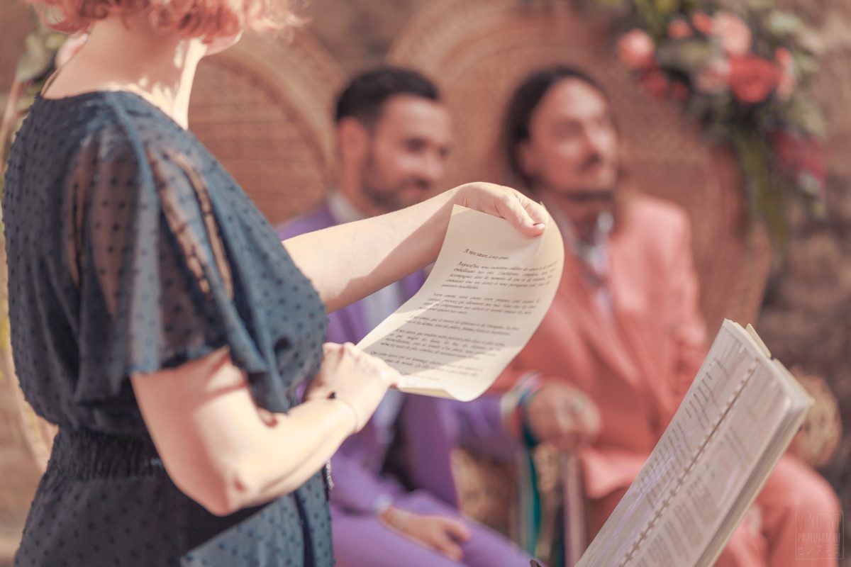 aude-officiante-ceremonie-laique-046 Aude, officiante de cérémonie laïque, en pleine célébration d'un mariage d'un couple homosexuel à Toulouse en Occitanie