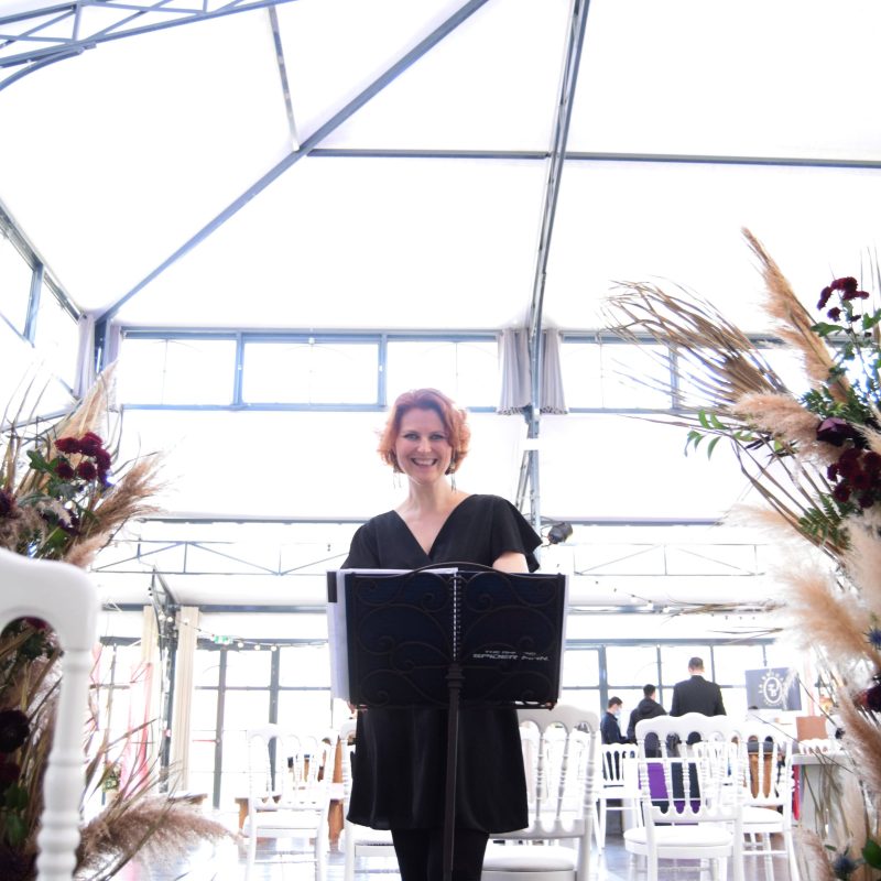 Aude, officiante de cérémonie laïque, en pleine célébration d'un mariage à Toulouse en Occitanie