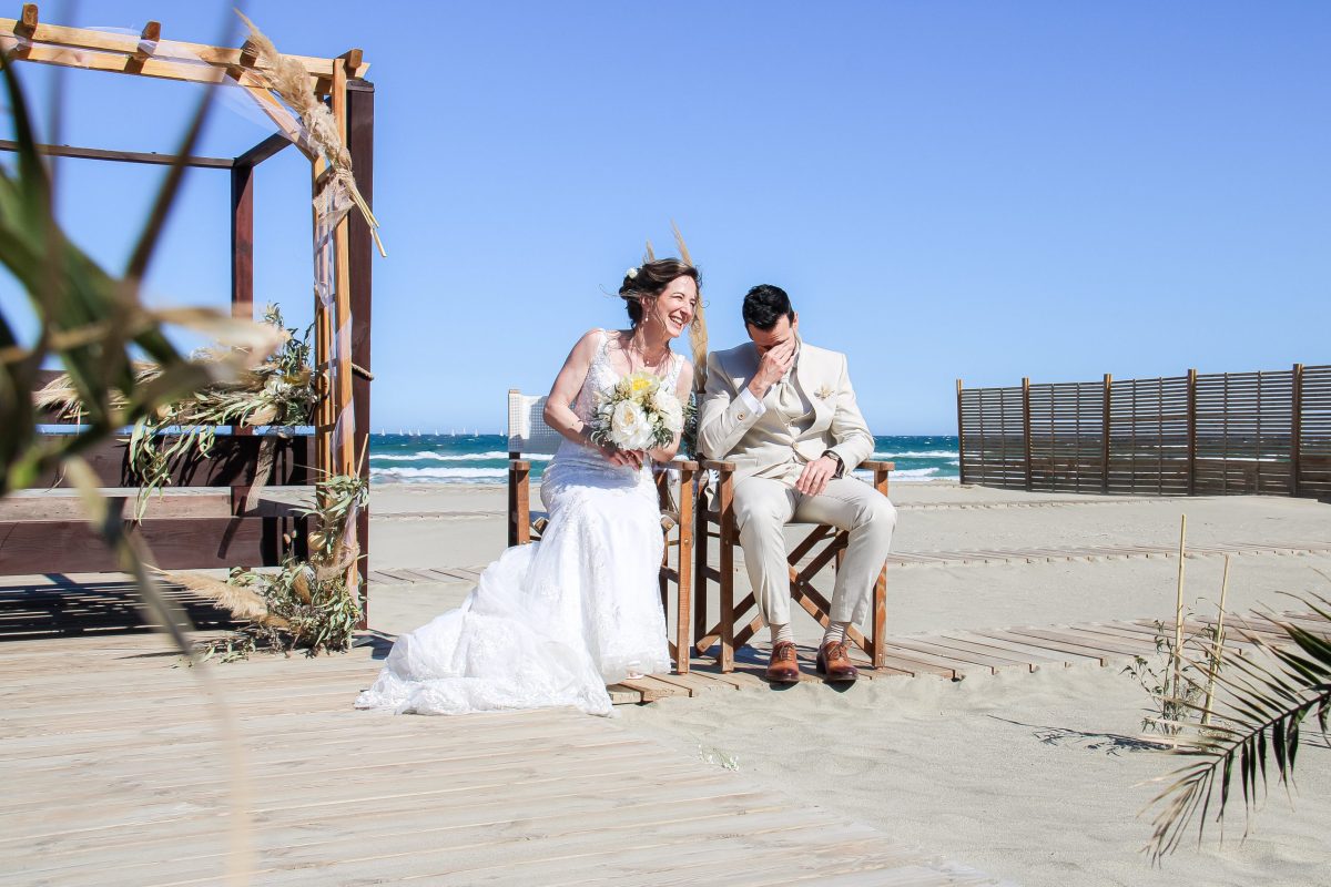 ceremonie-laique-couple-003 Couple heureux lors d'une cérémonie laïque, à Toulouse en Occitanie sur la plage dans du sable