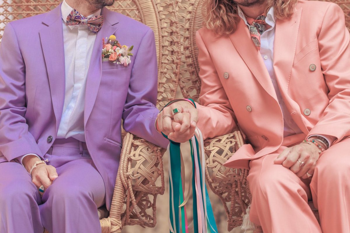 ceremonie-laique-couple-021 Couple homosexuel heureux lors d'une cérémonie laïque, à Toulouse en Occitanie lors de la cérémonie des rubans