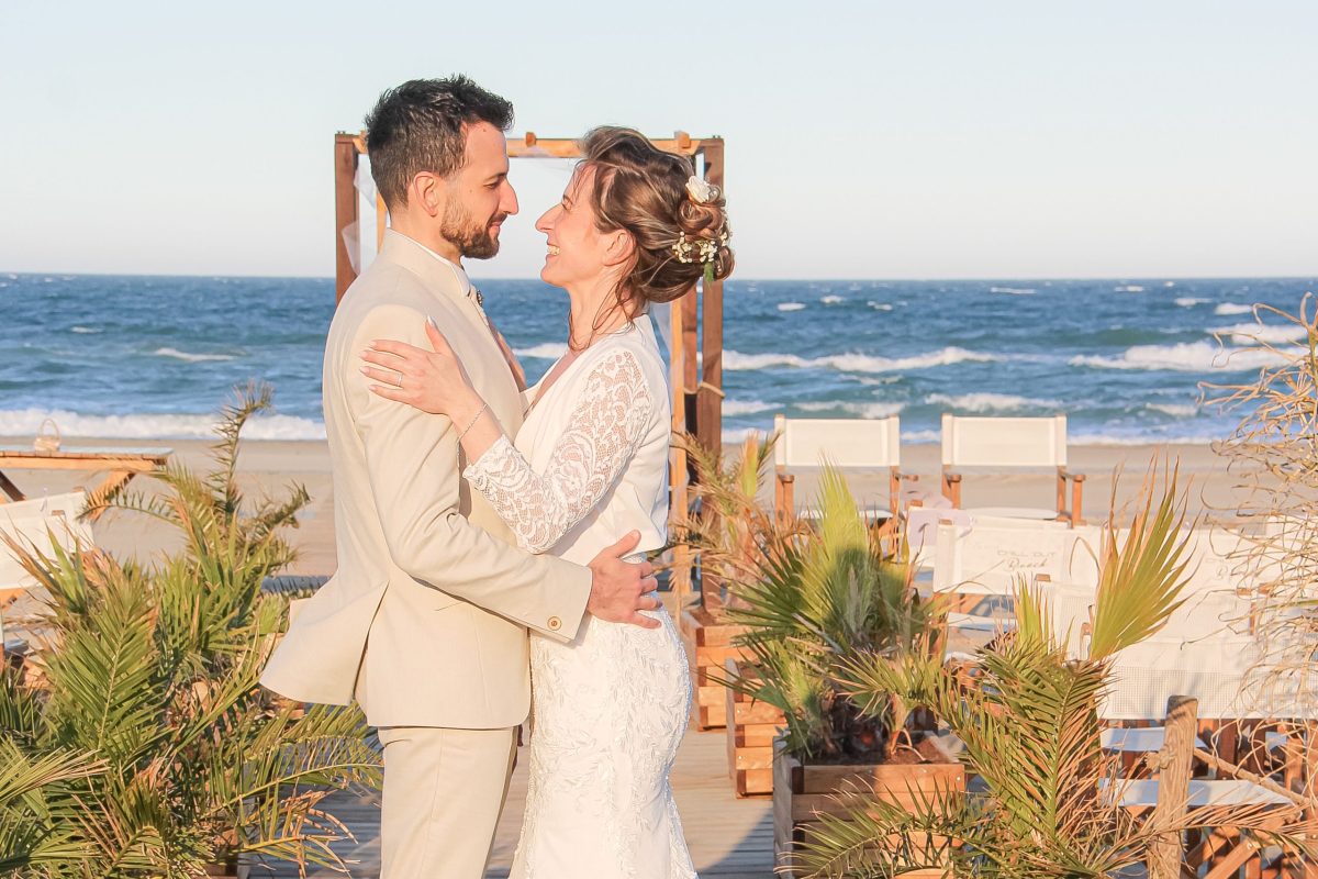 ceremonie-laique-couple-024-crop Couple heureux lors d'une cérémonie laïque, à Toulouse en Occitanie au bord de la mer sur une plage