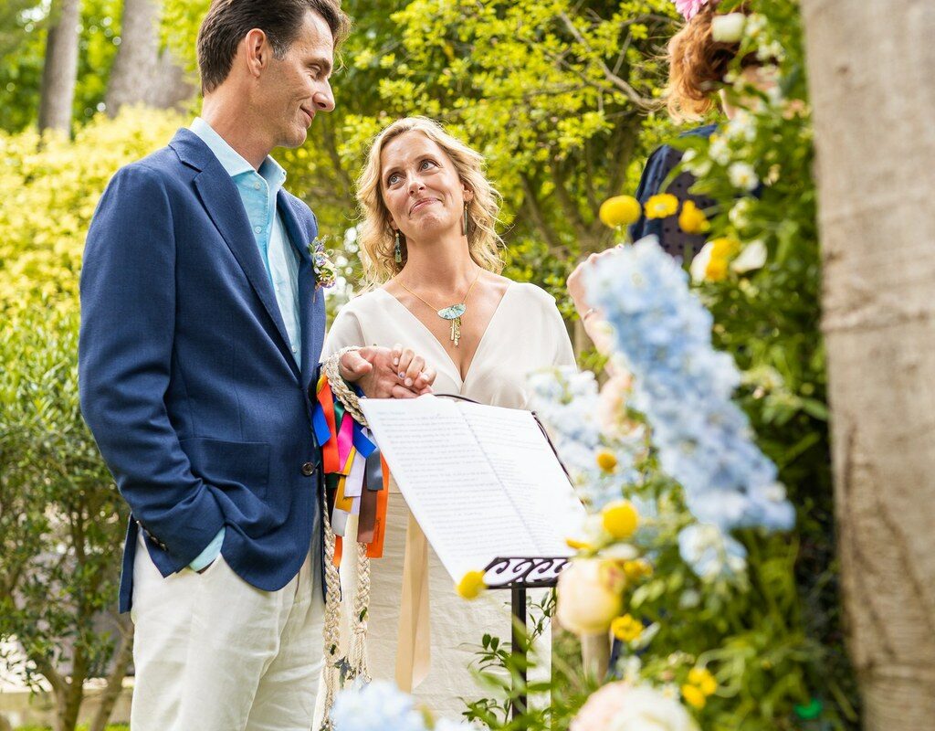 ceremonie-laique-couple-026 Aude, officiante de cérémonie laïque, en pleine célébration d'un mariage à Toulouse en Occitanie