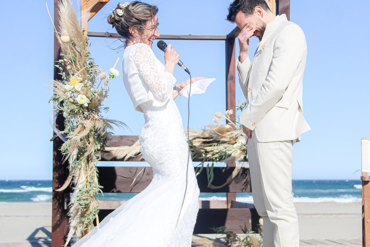 ceremonie-laique-couple-027 Couple heureux lors d'une cérémonie laïque, à Toulouse en Occitanie au bord de la mer sur une plage