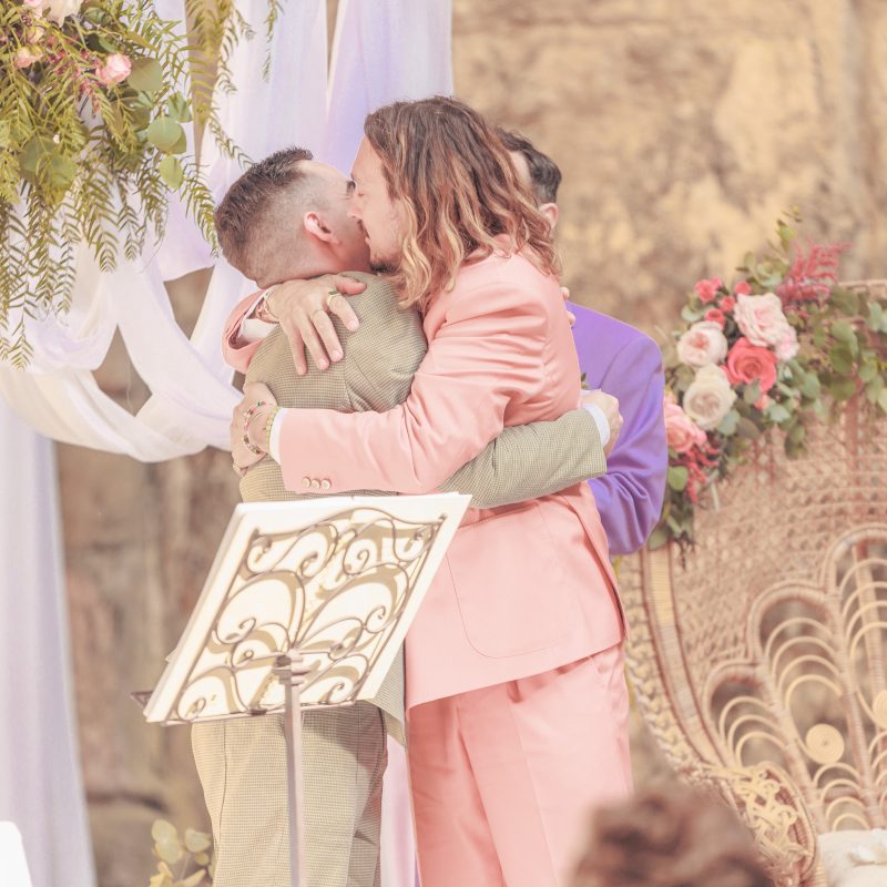 Couple homosexuel heureux lors d'une cérémonie laïque, à Toulouse en Occitanie