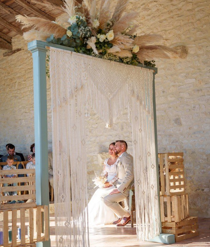 Couple heureux lors d'une cérémonie laïque, à Toulouse en Occitanie