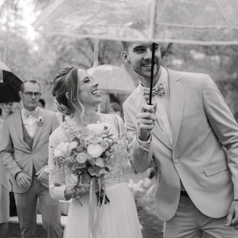 Couple heureux lors d'une cérémonie laïque, à Toulouse en Occitanie