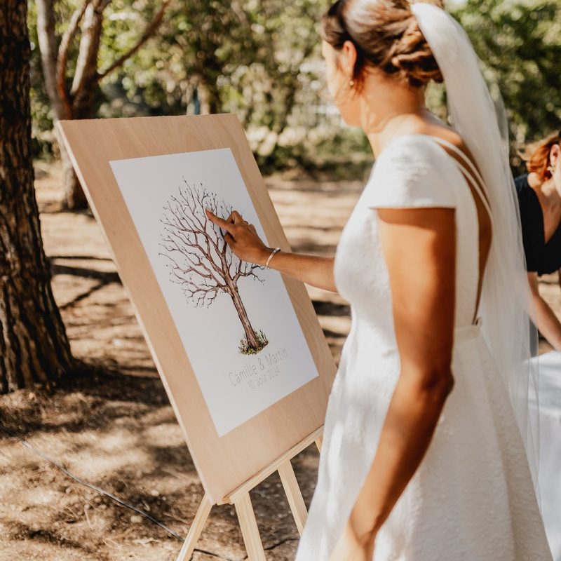 Aude, officiante de cérémonie laïque, en pleine célébration d'un mariage à Toulouse en Occitanie lors du rituel des empreintes