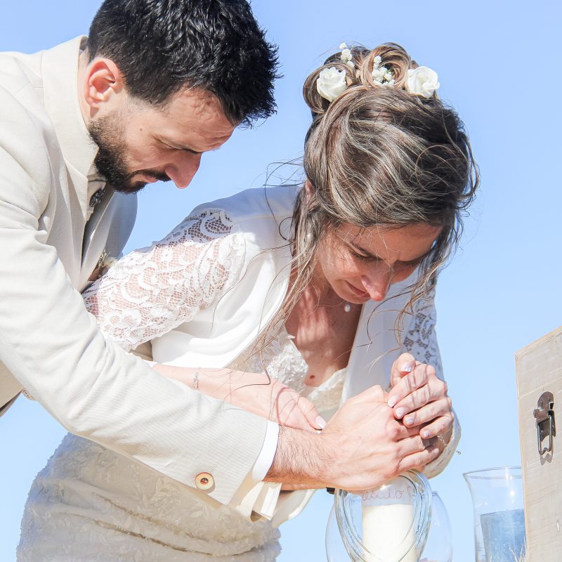 Couple heureux lors d'une cérémonie laïque, à Toulouse en Occitanie lors du rituel des bougies