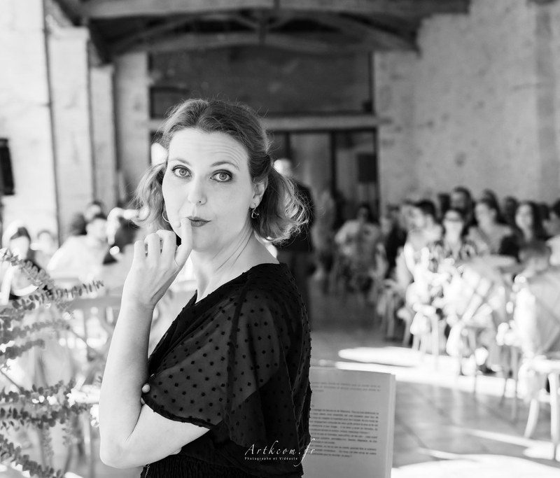 Une officiante professionnelle s'apprête à accueillir ses mariés pour leur cérémonie laïque de mariage en Occitanie, près de Toulouse.