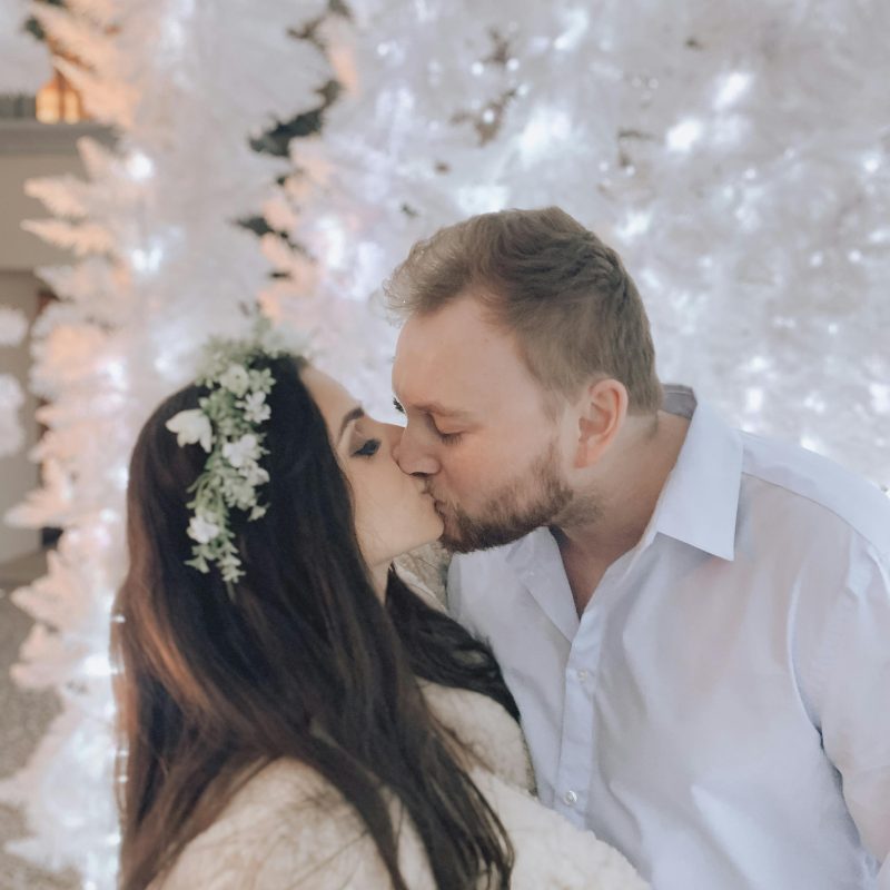 Un couple s'embrasse lors d'une cérémonie laïque de mariage, en Occitanie, en hiver.