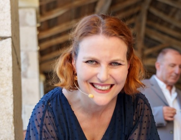 Aude de La plume de envies en train de signer le certificat d'engagement à la fin d'une cérémonie au domaine des Gaillardoux près de Toulouse, en Occitanie.