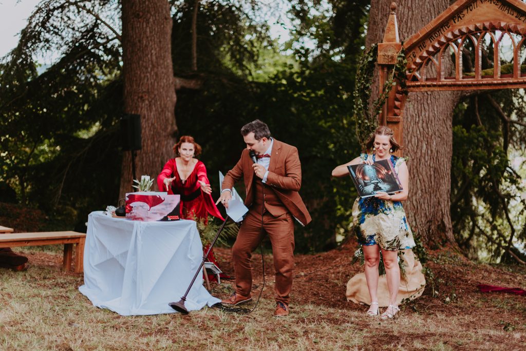 Le vent s'invite à la cérémonie et fait tomber de pupitre au domaine de Carlabas près d'Agen, Occitannie