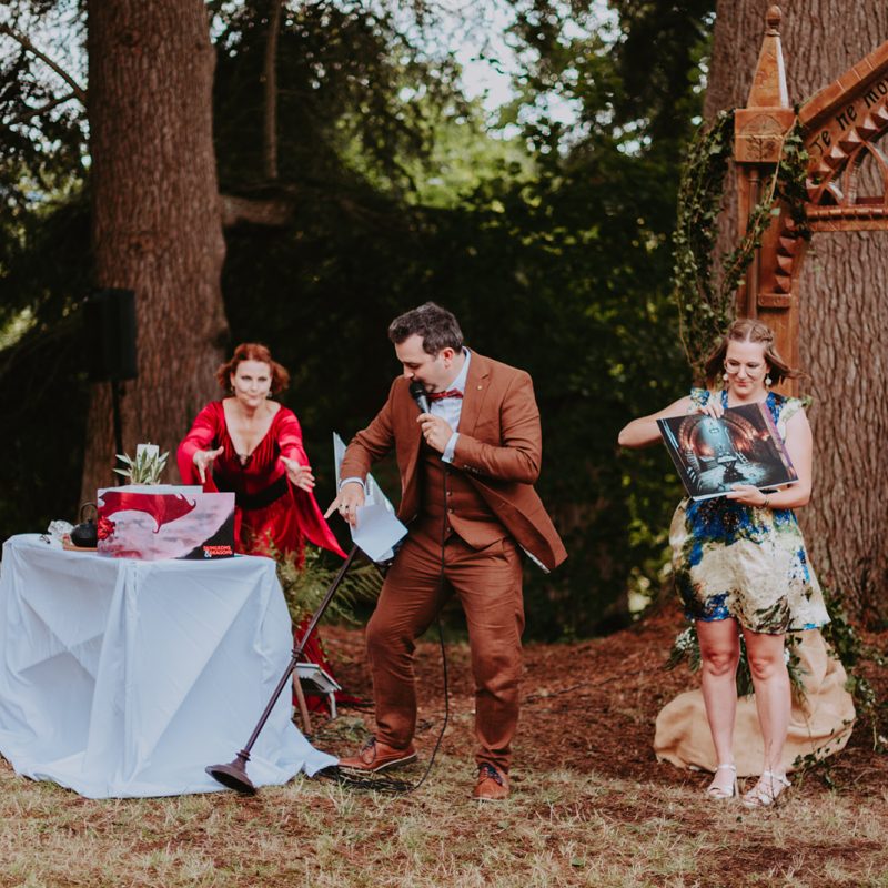 Le vent s'invite à la cérémonie et fait tomber de pupitre au domaine de Carlabas près d'Agen, Occitannie