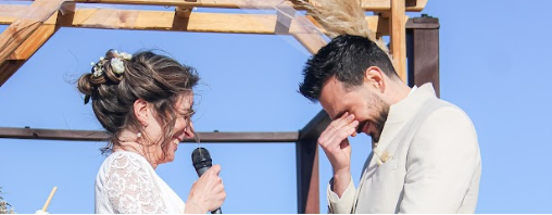 Couple heureux lors d'une cérémonie laïque, à Toulouse en Occitanie au bord de la mer sur une plage