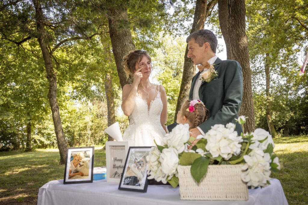Cérémonie laïque au domaine de Balestat par La plume de vos envies, l'émotion de la mariée au moment du rituel du sable.