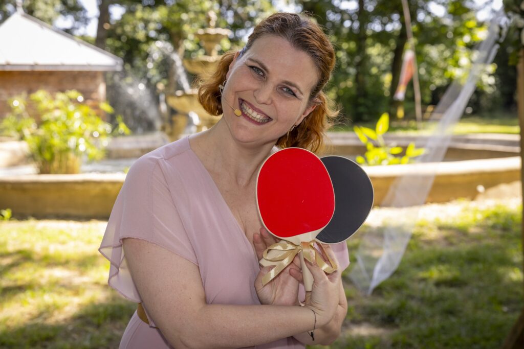 Cérémonie laïque au domaine de Balestat par La plume de vos envies, quand Aude, l'officiante, offre une paire de raquettes à ses mariés pour évoquer leur histoire.