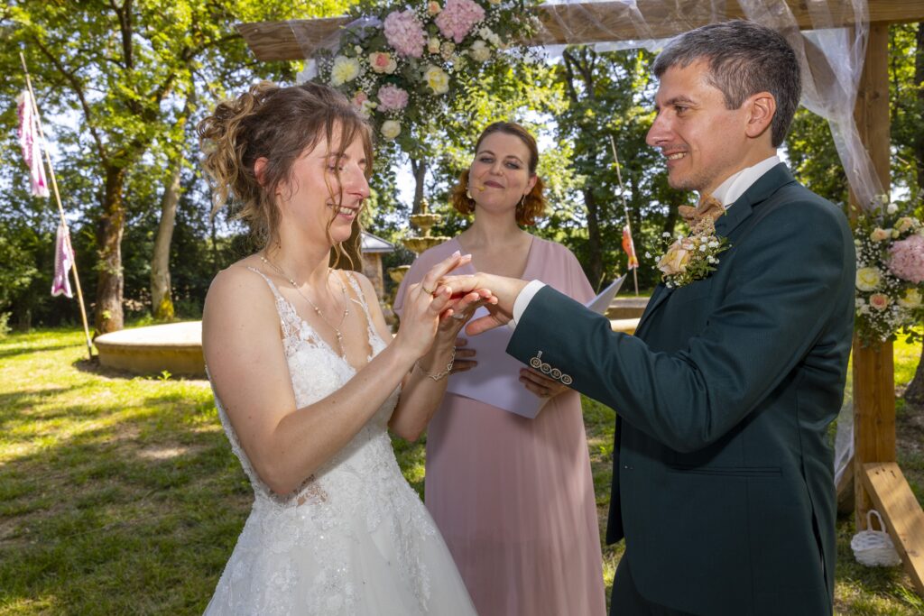 Cérémonie laïque au domaine de Balestat par La plume de vos envies, l'échange des alliances.