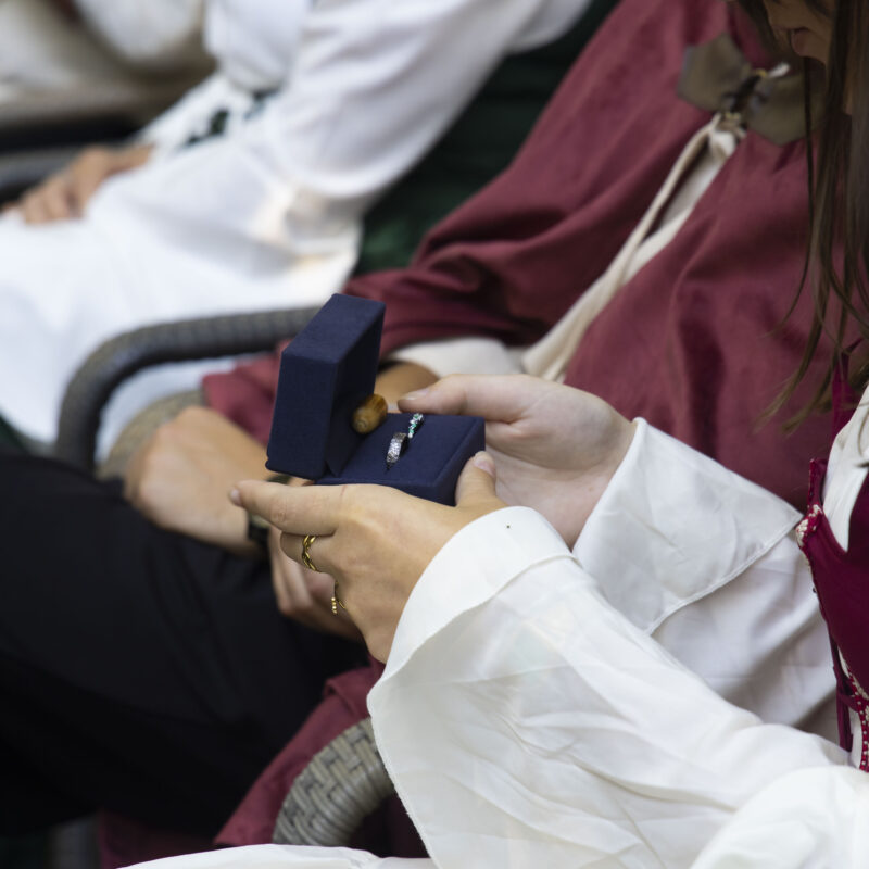 Bénédiction par une invitée des alliances de Chloé et Jean-Paul lors du Ring warming, rituel d'engagement choisi pour leur cérémonie laïque en Occitanie, près de Toulouse.