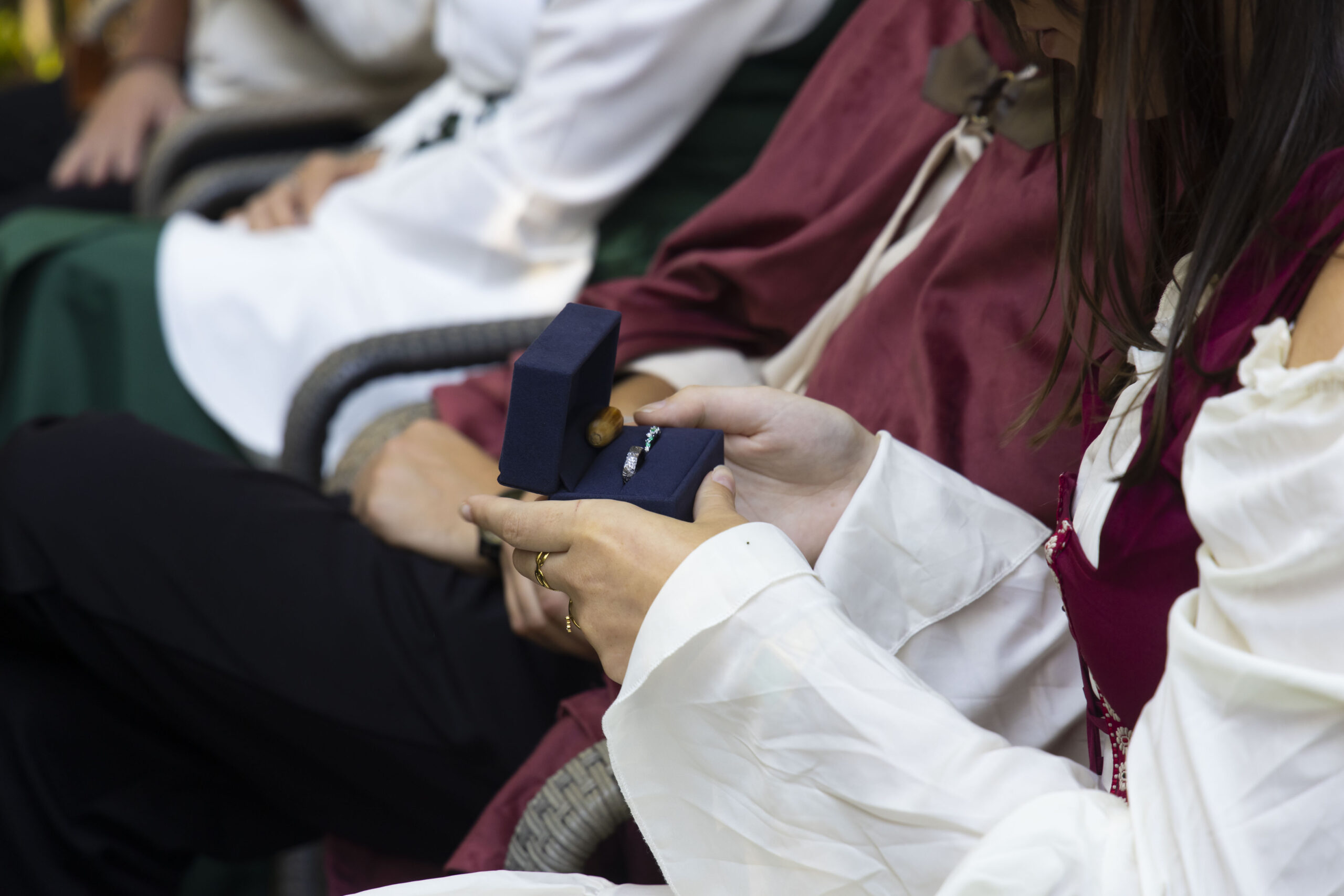 Le Ring Warming : Et si vos invités insufflaient un supplément d’âme à vos alliances ?