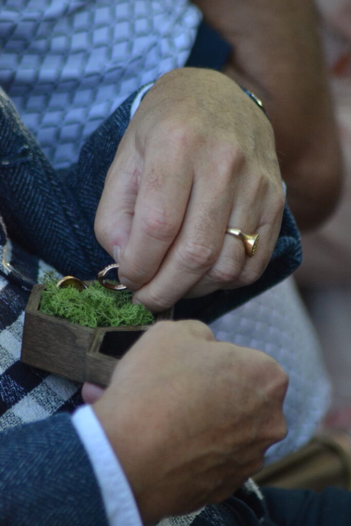 Bénédiction par un proche des mariés de leurs alliances lors du Ring warming, rituel d'engagement choisie pour leur cérémonie laïque en Occitanie, dans l'Aude, près de Toulouse.