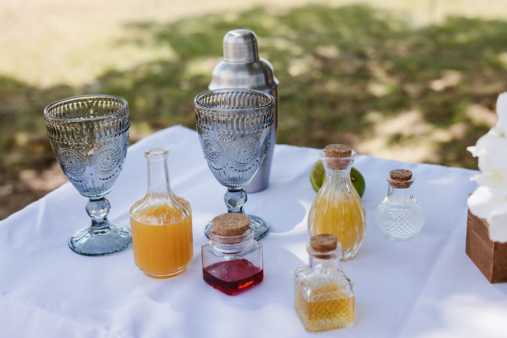 En attendant les mariés pour leur cérémonie laïque de mariage en Occitanie... le rituel du cocktail est prêt !