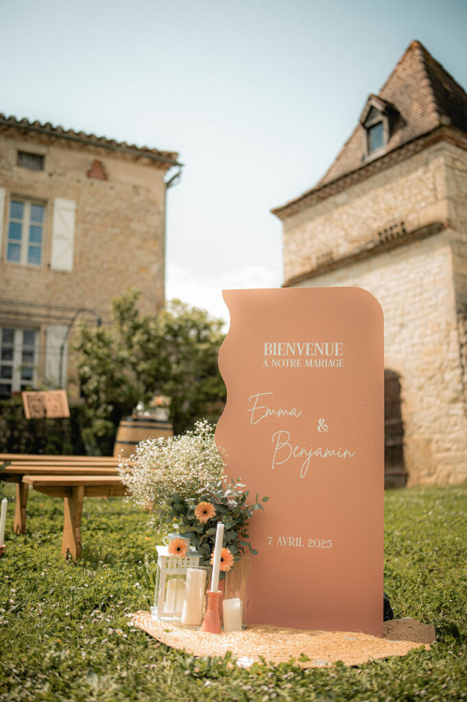 En attendant les mariés pour leur cérémonie laïque de mariage en Occitanie