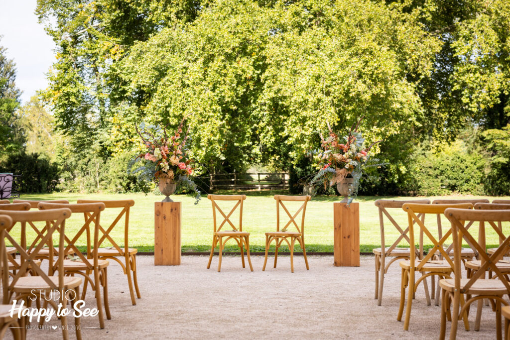 En attendant les mariés pour leur cérémonie laïque de mariage en Occitanie